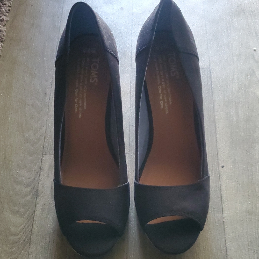 TOMS Women's Classic Black Wedges